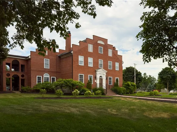 402 General Smith Dr, Sackets Harbor, NY 13685