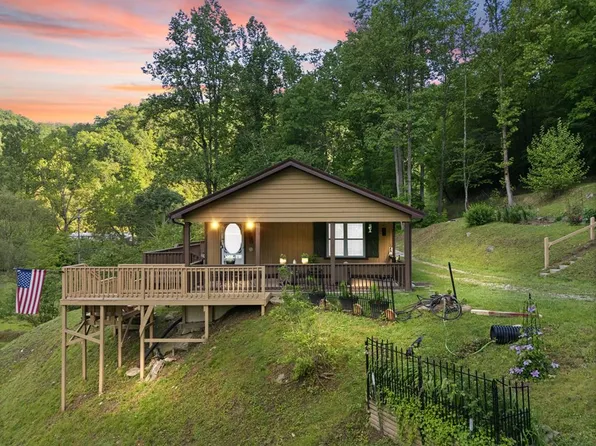 3887 Right Fork Maces Creek Rd, Viper, KY 41774