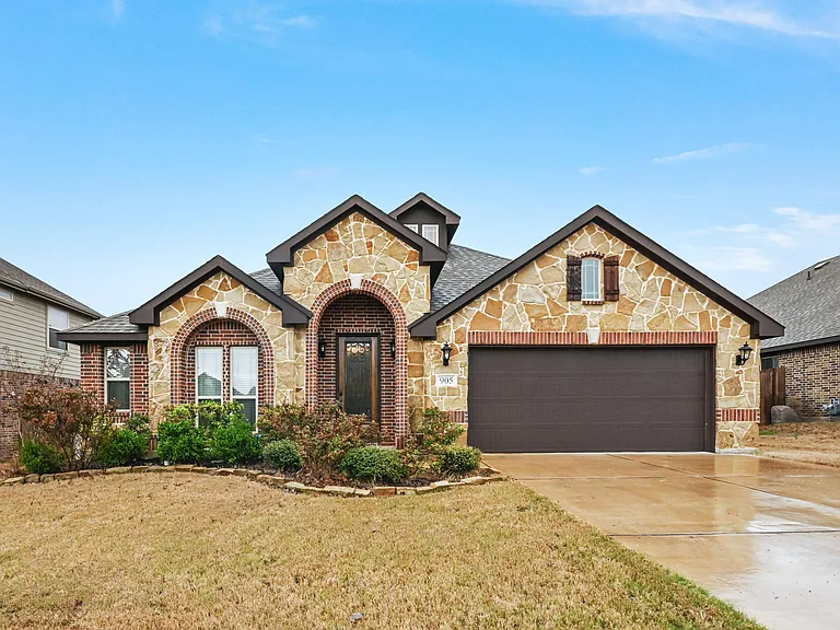 905 Foxtail Dr — Photo 1