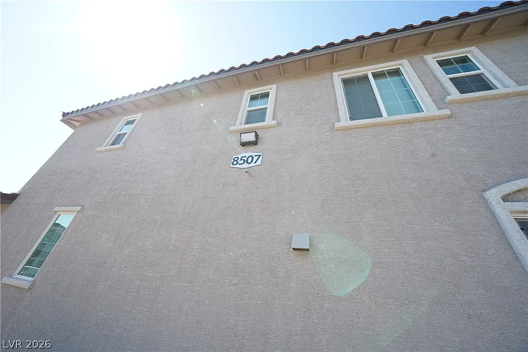 3 bed, 2.5 bath, 1545 sqft, $1,940 — Photo 2