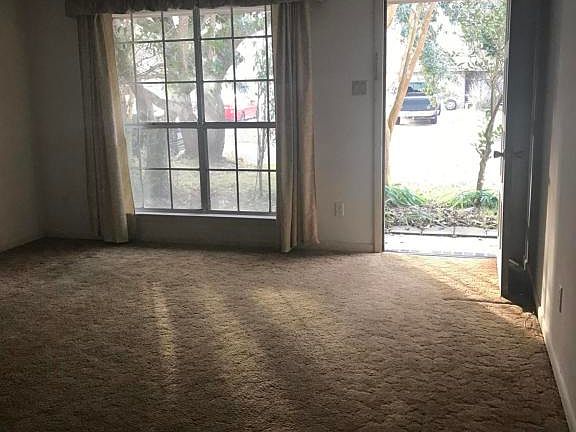 3rd image of 1402 Parktown Dr