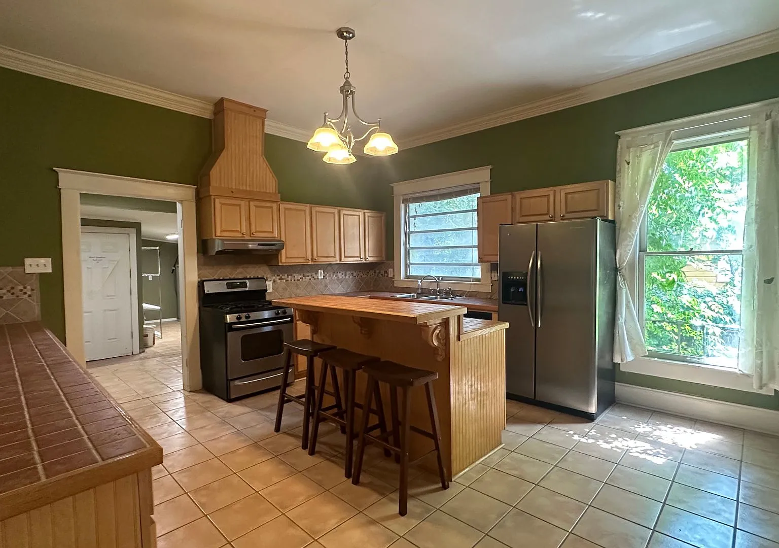 3 bed, 2.5 bath, 2184 sqft, $1,600 — Photo 2