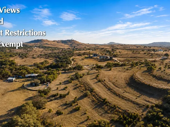 885 Stanton Rd, Johnson City, TX 78636