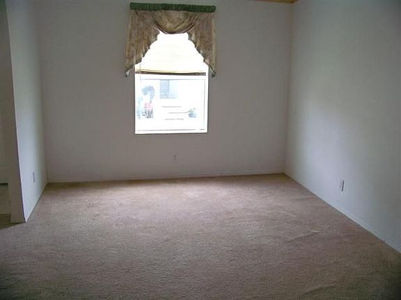 4th image of 575 Clover Ln