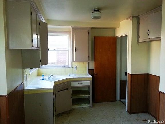 3rd image of 12923 W Parkway St