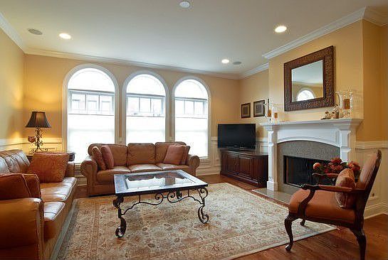 2nd image of 1701 W Foster Ave APT 1E