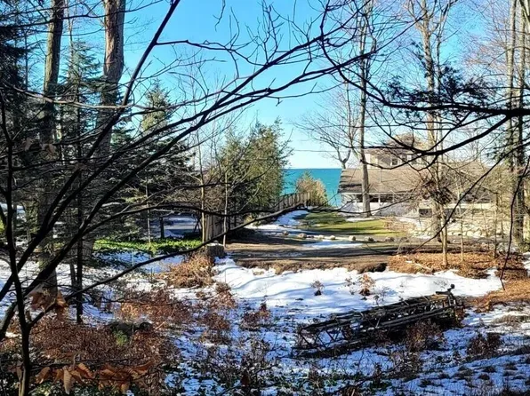 3903 N Scenic Dr, Muskegon, MI 49445