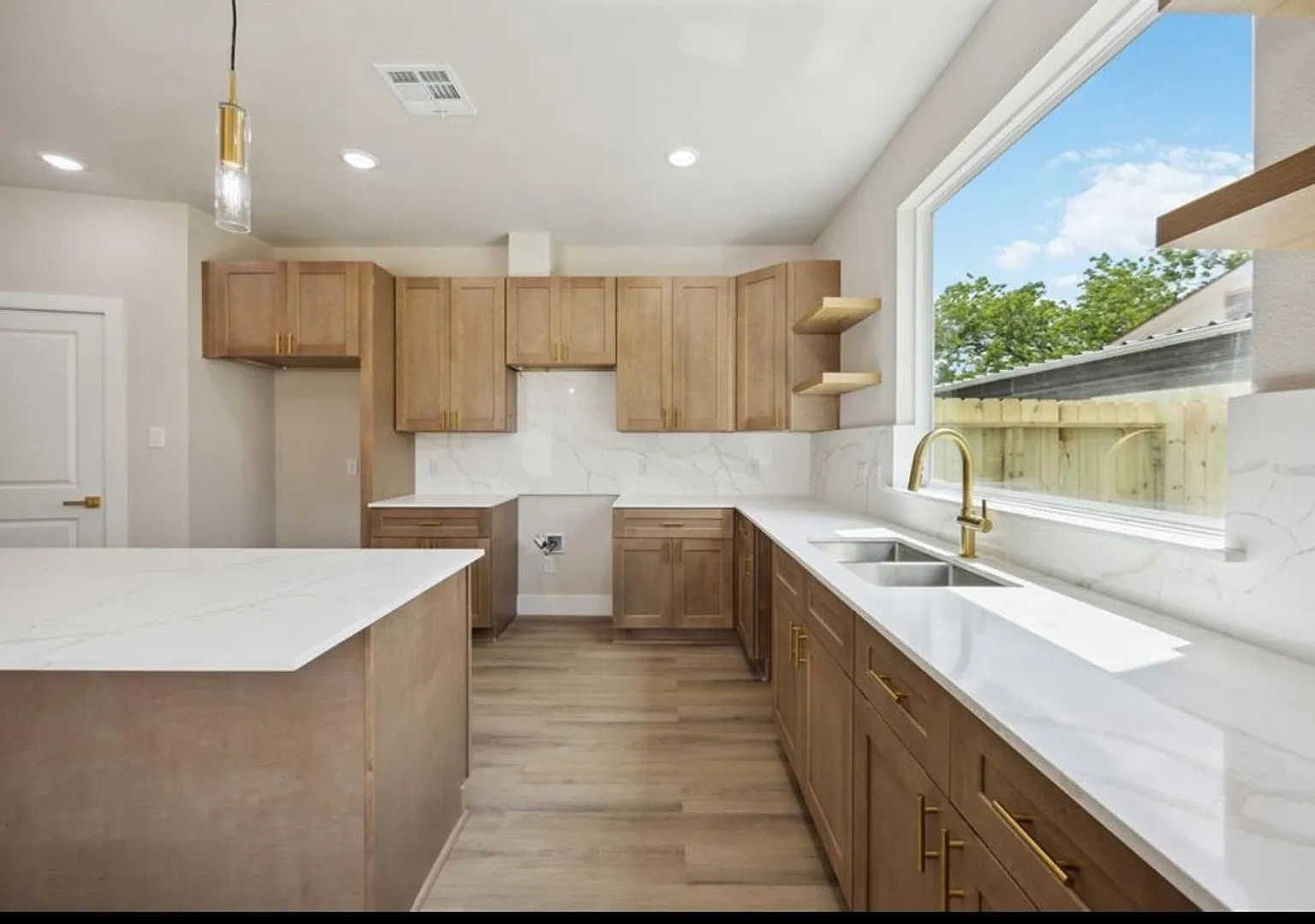 Charming 3BR Townhome in Houston — Photo 3