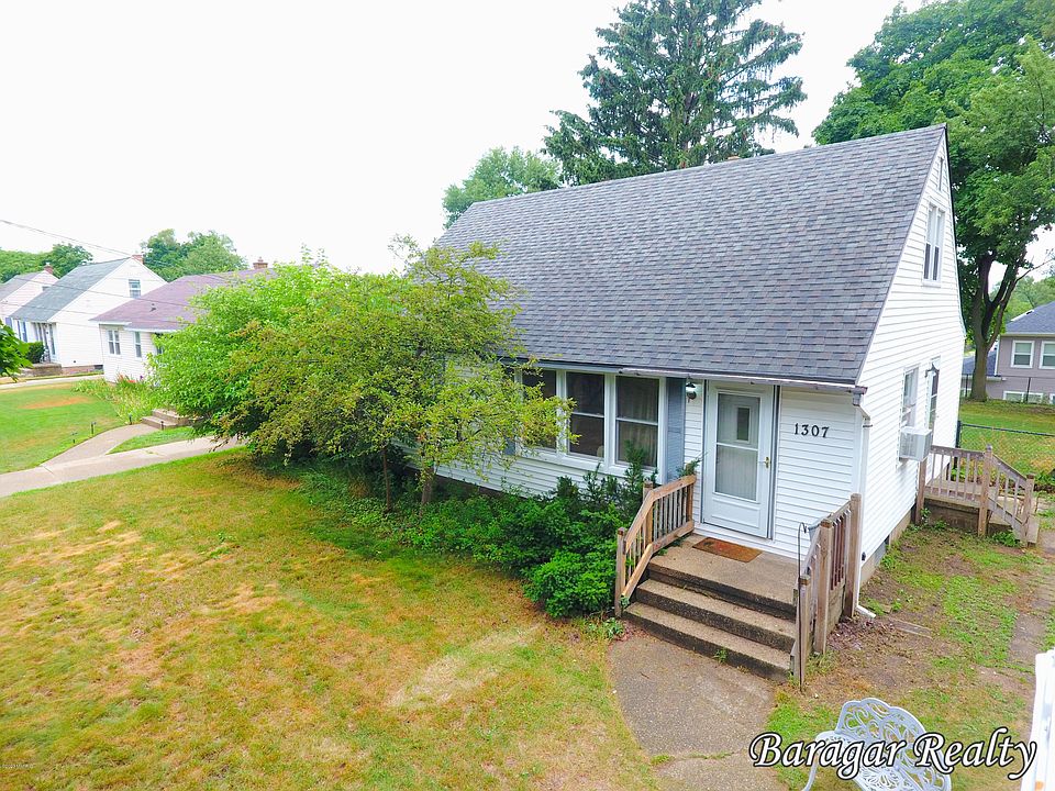 1st image of 1307 Ellsmere St NE