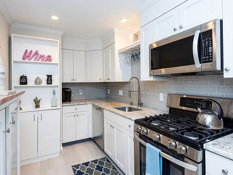1 Greenbriar Dr #305 — Photo 11