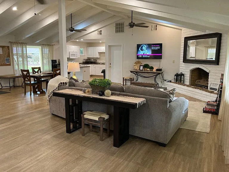 Lassen Villa Apartments — Photo 23