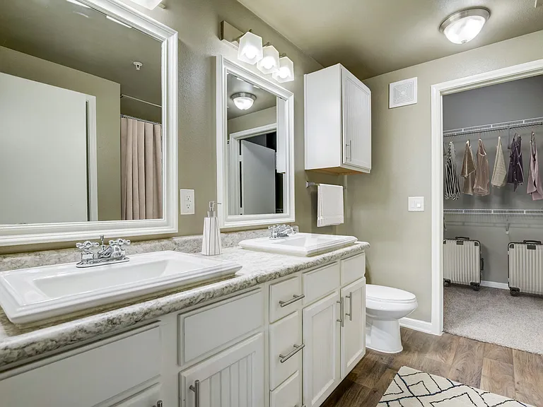 Gateway Oaks Apartments — Photo 12