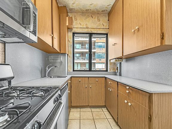 4th image of 33 E End Ave #12A
