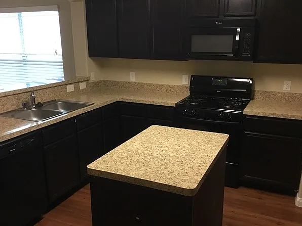 3 bed, 2.0 bath, 1366 sqft, $1,785 — Photo 2