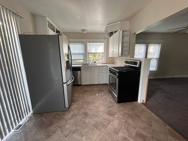 1231 Davis Ave — Photo 4