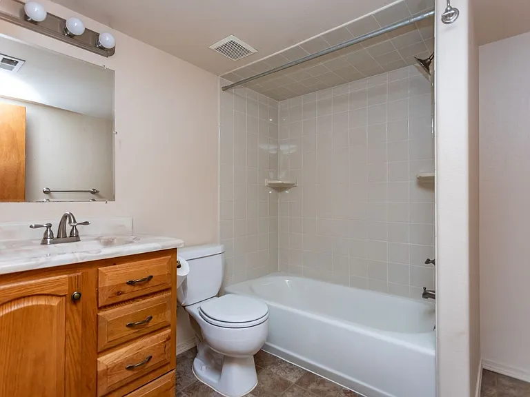 1130 Pond Side Dr — Photo 35