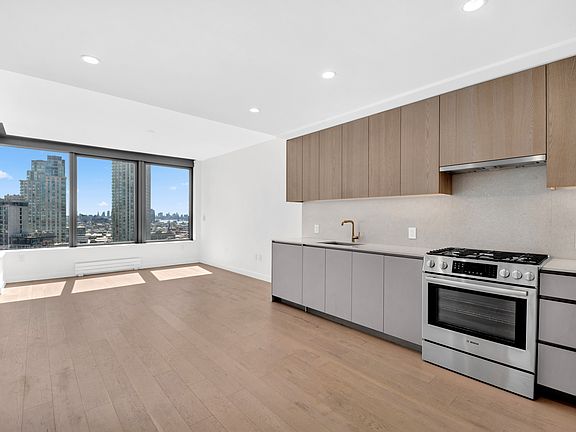 4th image of 3 Court Sq #2408