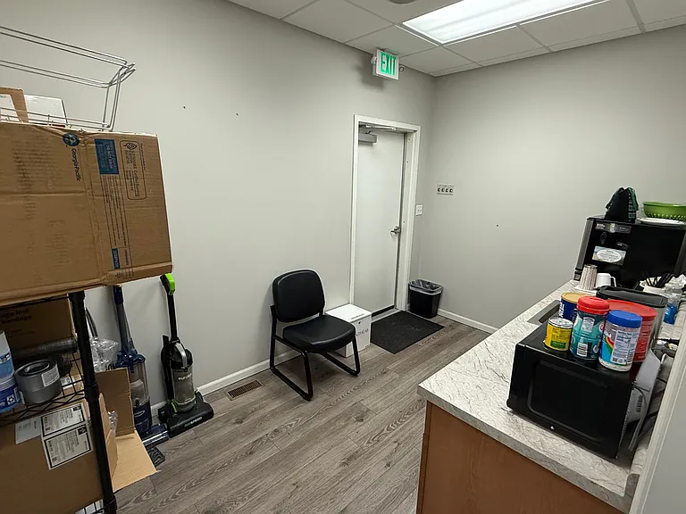 957 E Commercial Ave — Photo 8