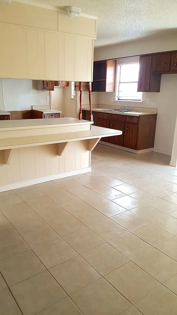Move in ready! 3 Bedroom, 2 Bath, 2 Car Garage Home — Photo 4