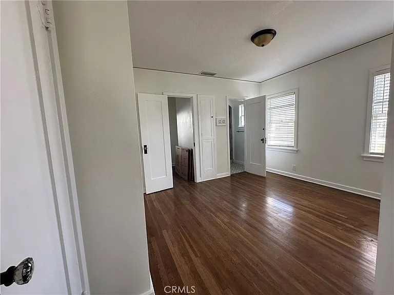 1054 N Euclid Ave — Photo 8