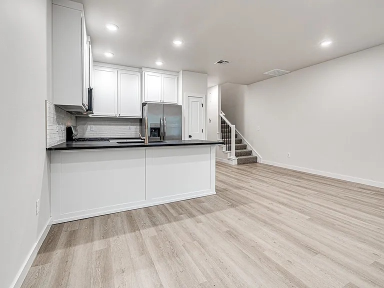612 W 2nd St #100 — Photo 13