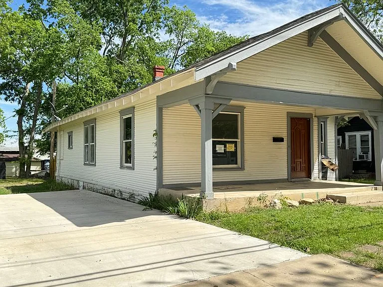 208 SW #B — Photo 2