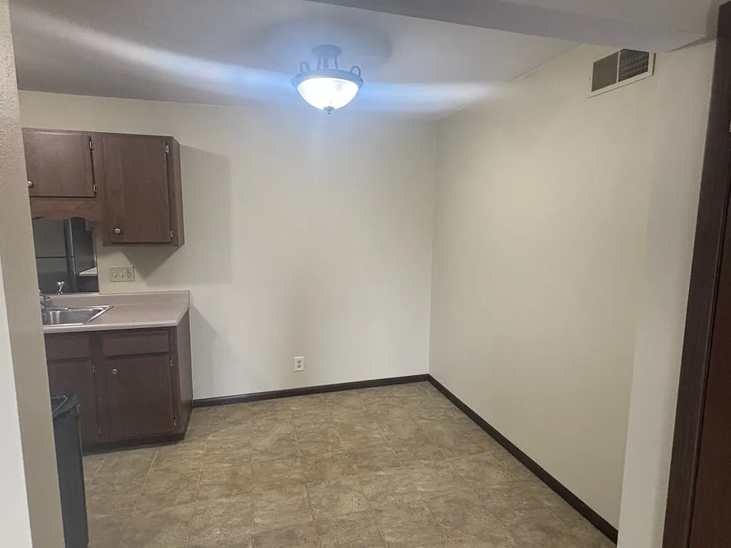 2 bed, 875 sqft, $1,000 — Photo 3
