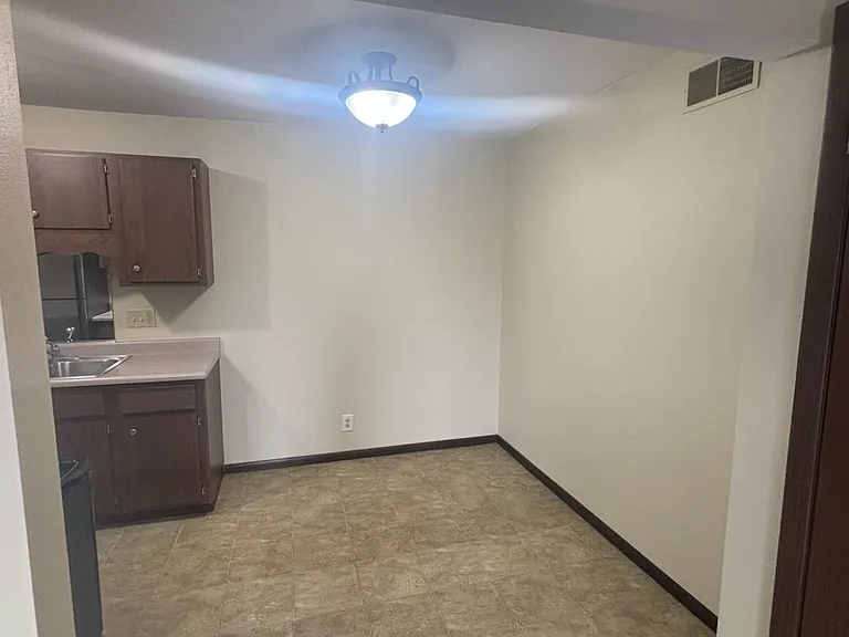 1902 Canterbury Dr #7 — Photo 3