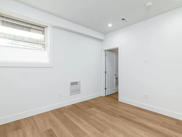 655 Powell — Photo 14