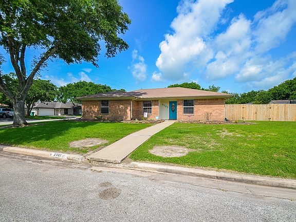 3rd image of 2701 Brook Bend Ln