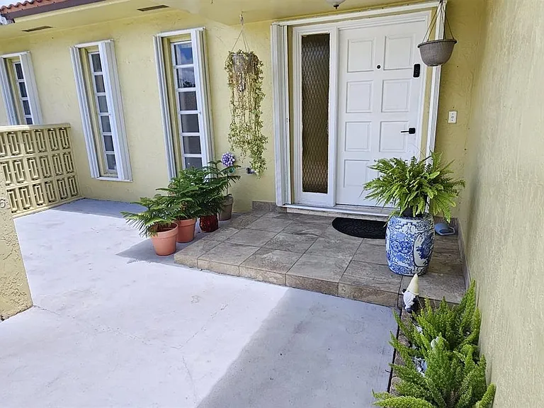 9721 SW 37th Ter — Photo 3