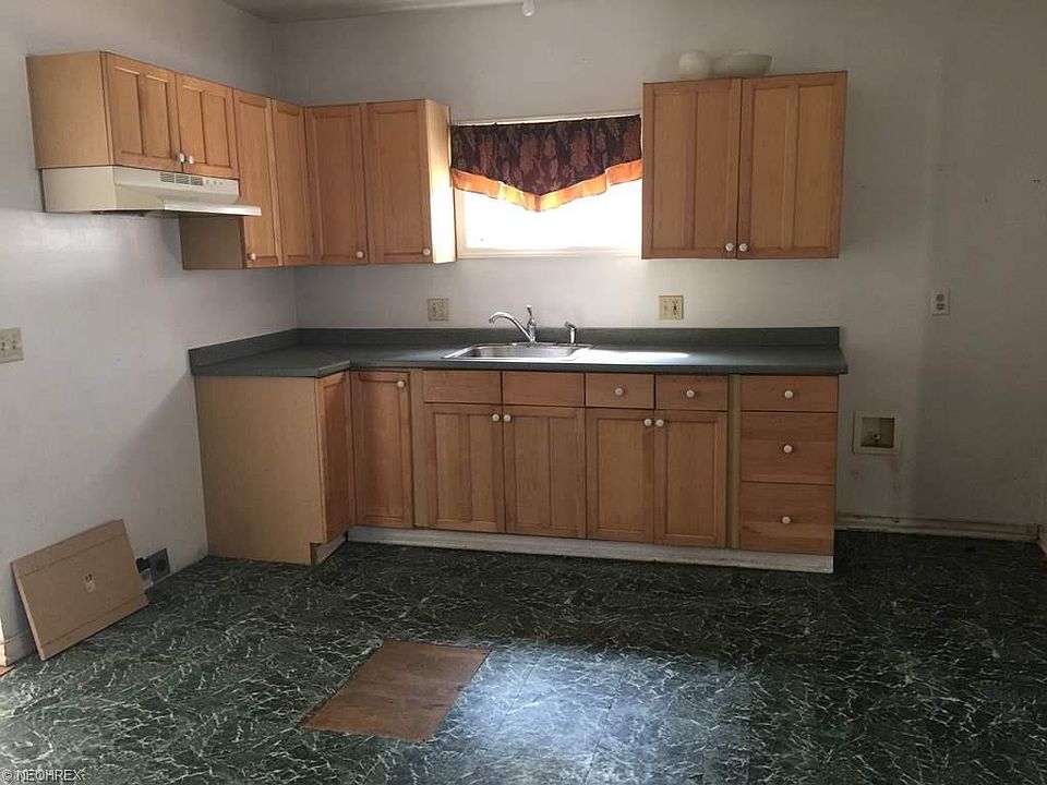 2nd image of 275 McConnell St