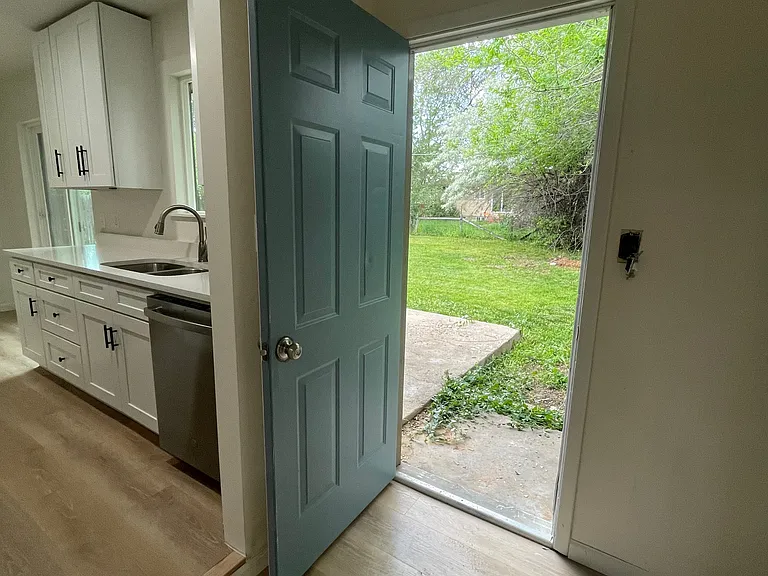 2405 Tamarac Dr — Photo 4