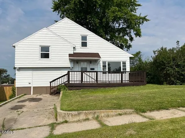 902 6th Ave SE, Jamestown, ND 58401