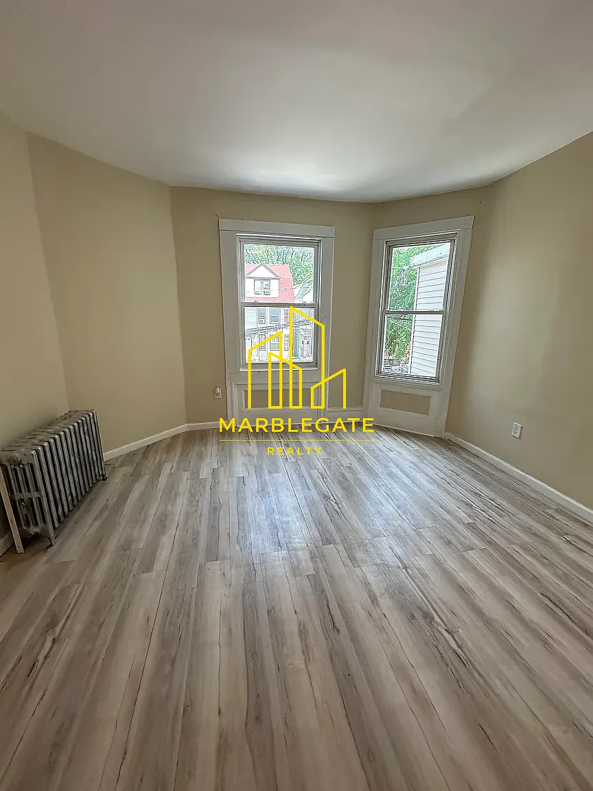 3 bed, 1050 sqft, $2,200 — Photo 3