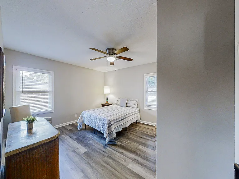 Lynhurst Dr SW — Photo 1