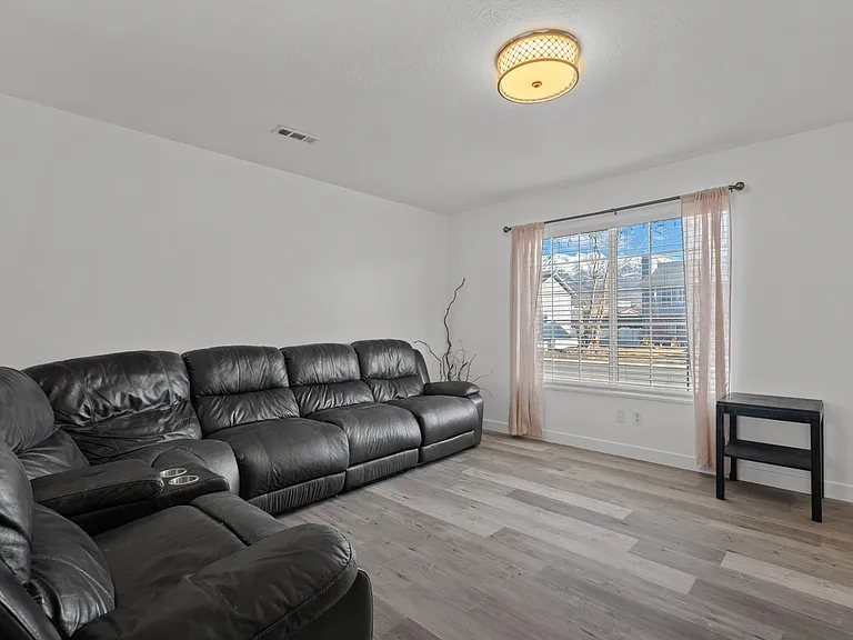 722 S 1370 W — Photo 3