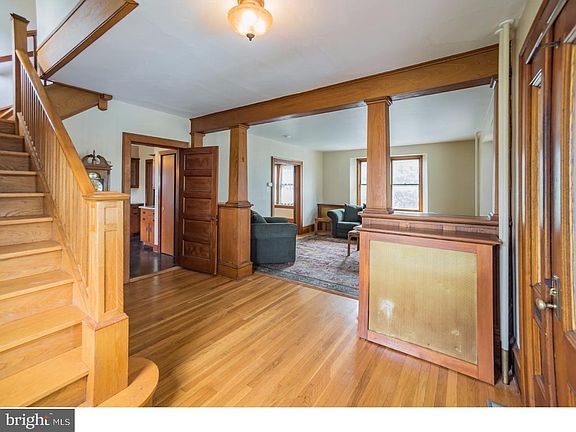 5th image of 121 Meredith St
