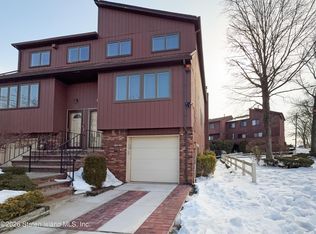 7 Gateway Dr, Staten Island, NY 10304