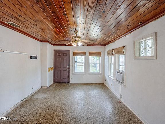 4th image of 117 Christmas Tree Ln