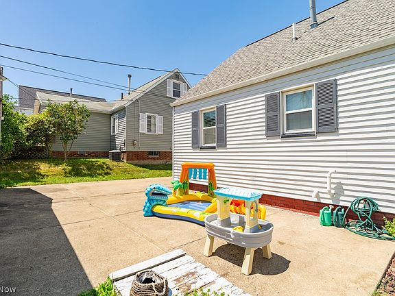 5th image of 1512 33rd St NE