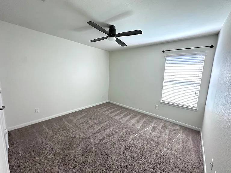 1302 Deerfield Dr — Photo 8