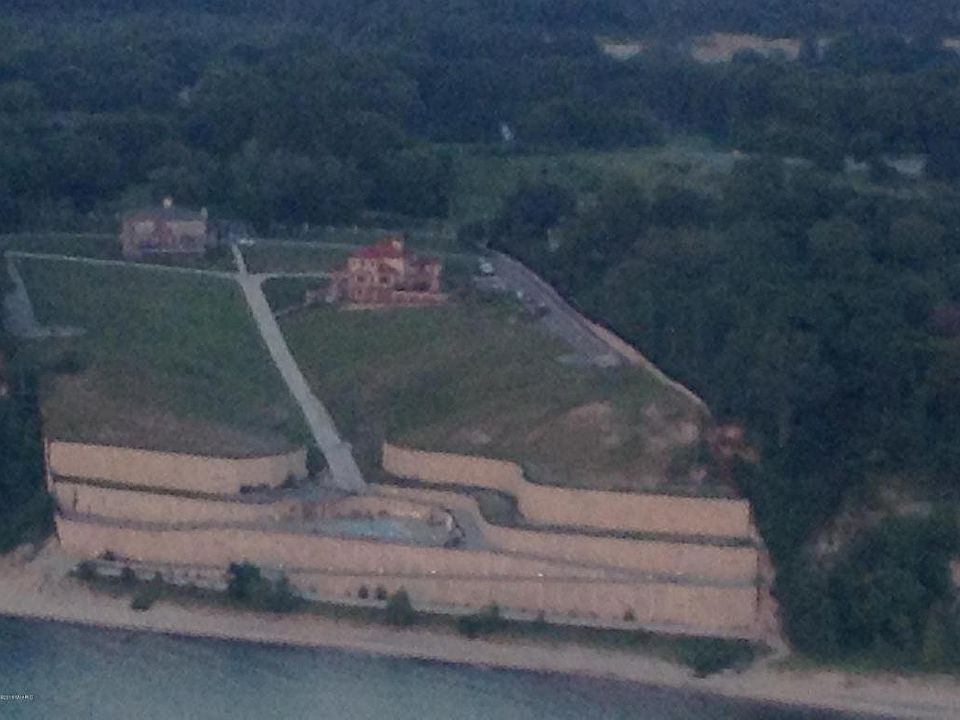 2nd image of 668 Sul Lago N