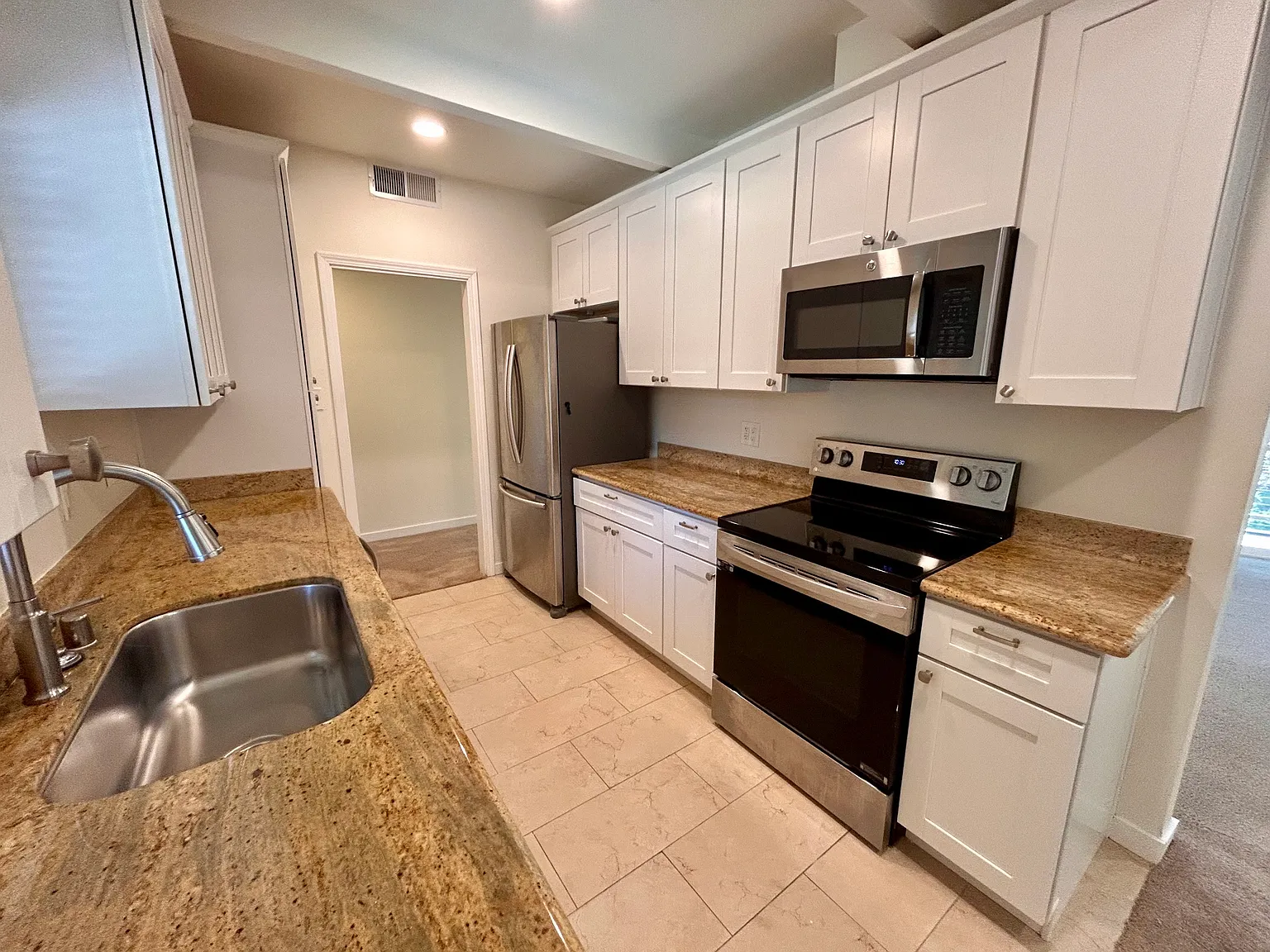 3 bed, 1369 sqft, $4,295 — Photo 4