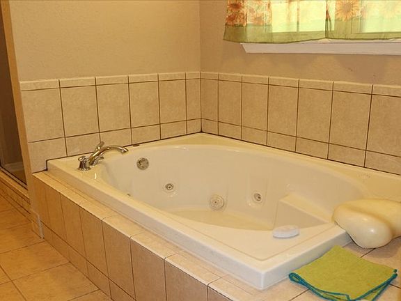 5th image of 302 SW Timberland Ct
