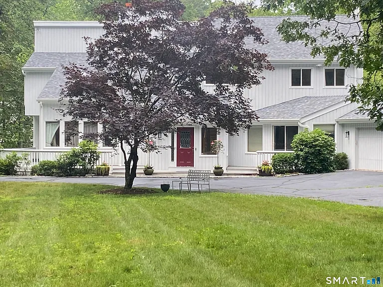 40 Greenfield Dr — Photo 2