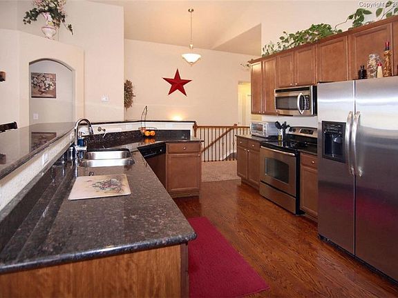 42" Cabinets in Kitchen, Stainless Appliances, Granite Counter-tops with Counter