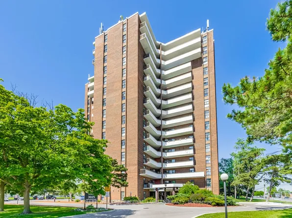 3025 Queen Frederica Dr #1007, Mississauga, ON L4Y 3A1