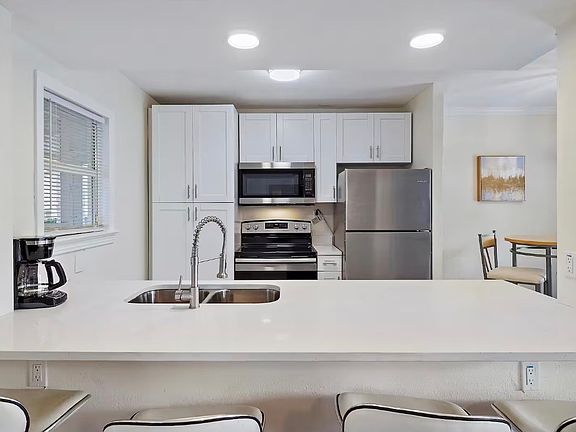 3rd image of 221 S Hale Ave #1