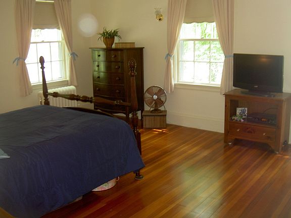 Large master BR w/walk-in closet